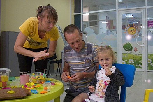 Российским врачам удалось спасти слух трехлетней девочке из Мариуполя