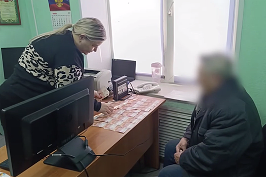В Кузбассе пенсионер отдал деньги мошенникам в банке с вареньем