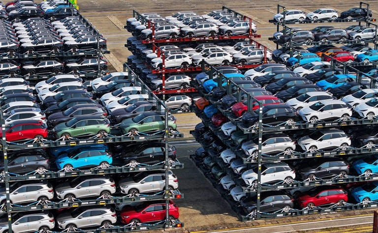 Продажи некитайских автомобилей резко упали в России