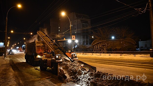 Около 5 тысяч кубов снега вывезли за выходные коммунальщики Вологды