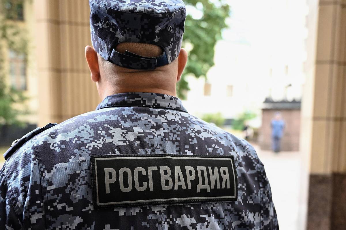 Росгвардеец приставил женщине пистолет к голове в ходе потасовки и попал на видео