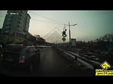 Владивостокский водитель удивился, заглянув в салон учебного авто на перекрестке