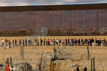 Bloomberg: Границу США ежедневно пересекают 10 тысяч нелегалов из Мексики