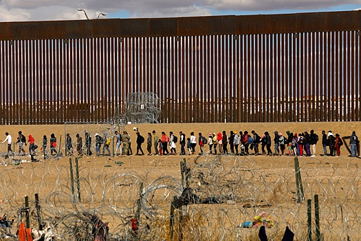 Bloomberg: Границу США ежедневно пересекают 10 тысяч нелегалов из Мексики