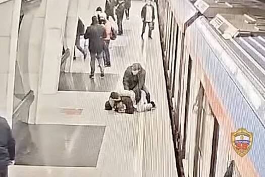 В московском метро задержали пьяного размахивающего ножом мужчину