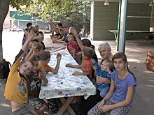 Четырнадцать школьников в семье: мать-героиня отправила детей на занятия