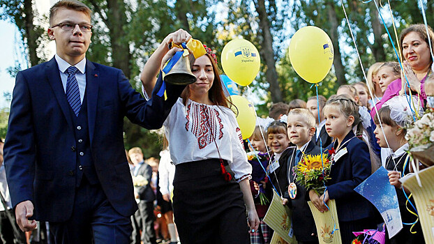 Число школьников, обучающихся на русском языке на Украине, сократилось вдвое с 2010 года