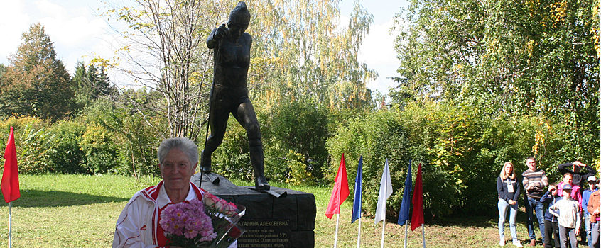 Памятник прославленной лыжнице Галине Кулаковой открыли в Удмуртии