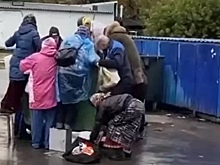В Сибири пенсионеры устроили массовую драку из-за просрочки: видео