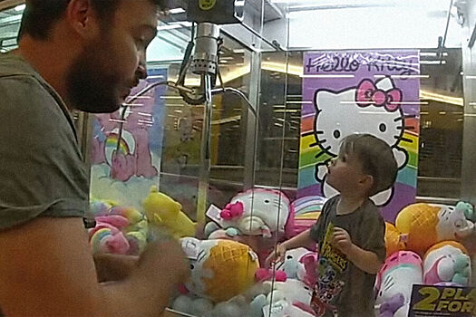 В Австралии полицейские спасли ребенка, забравшегося в автомат с игрушками