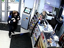 Сотрудница АЗС с помощью швабры обратила в бегство налетчика