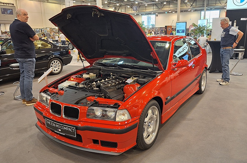 А вот эту машину мы уже видели прежде: прототип BMW M3 (E36) с кузовом «хэтчбек». Как известно, в этом поколении «трёшка» выпускалась в виде седана, купе, кабриолета, универсала Touring и трёхдверного хэтчбека Compact. Но вот спортивная версия M3 предлагалась только для первых трёх вариантов. И всё же подразделение BMW M GmbH в 1996 году изготовило в двух экземплярах «эмку»-хэтчбек. Прототип получил рядную «шестёрку» S50B32 можностью 321 л.с. и наружное оперение, повторяющее M3. В салоне установили гоночные «ковши» Recaro, часть элементов обшили замшей. Хэтчбек получился на 150 килограммов легче аналогичного купе.
