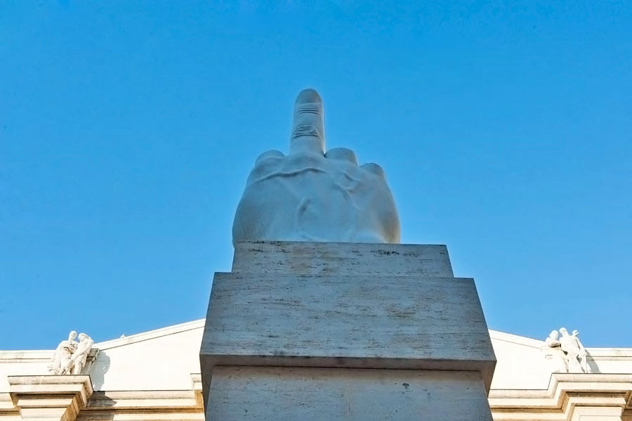 Памятник Среднему пальцу, Милан, Италия