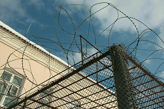 За передачу мобильников заключенным накажут рублем или тюрьмой