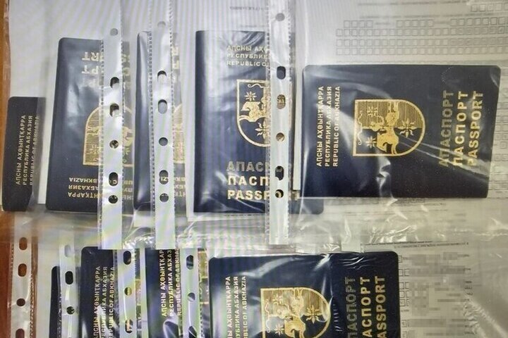 В российском регионе задержали двух братьев с 60-ю поддельными паспортами
