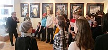 В «Галерее Чертаново» прошла экскурсия автора выставки «Играя в серьезное»