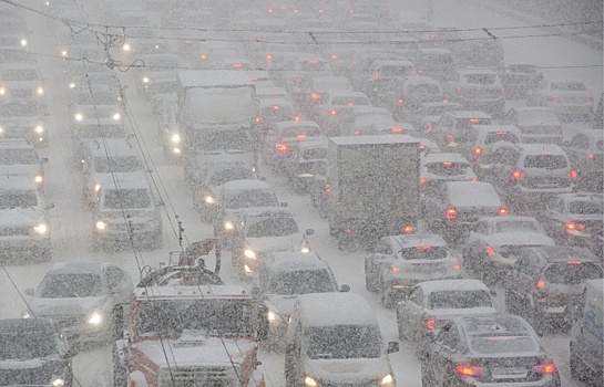 Московских водителей призвали быть осторожней из-за гололеда