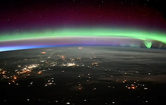 Роскосмос показал, как выглядит полярное сияние над Землей