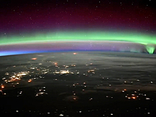 Роскосмос показал, как выглядит полярное сияние над Землей