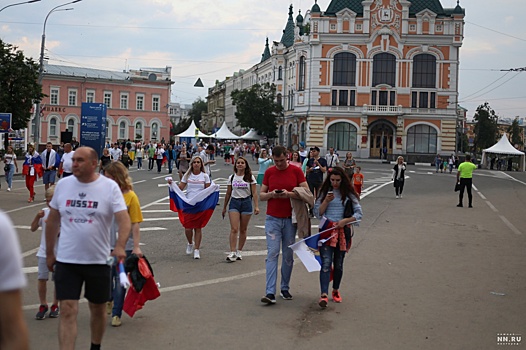 Болельщики в фан-зоне в Петербурге празднуют победу России в матче с Египтом