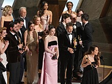 Звезда «Аноры» поднялась на сцену «Оскара» в платье российского бренда