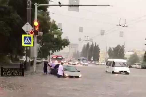 Улицы Новокузнецка затопило после ливня