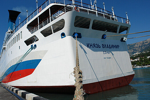 Лайнер "Князь Владимир" не смог выйти в Крым из-за шторма