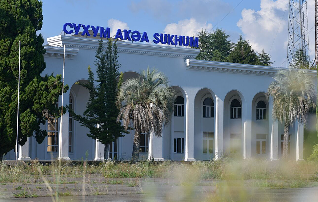 Сухумский аэропорт. Аэропорт Сухум Абхазия. Аэропорт в Сухуми Абхазия. Аэропорт Сухуми реконструируется. Сухум аэропорт Абхазия самолет.