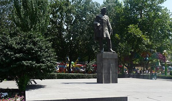 Дипломаты России возложили венок к памятнику Грибоедову в Ереване