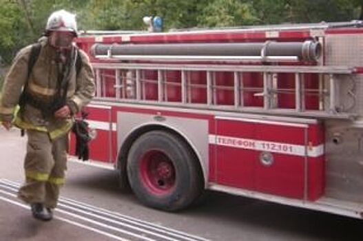 В Новокузнецке пожарные спасли из горящего дома двух человек