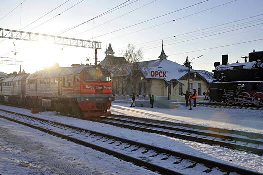 Около 2 800 жителей Орска встретили поезд Деда Мороза