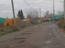 В Омске дети-инвалиды ездят в адаптивную школу по разбитой дороге