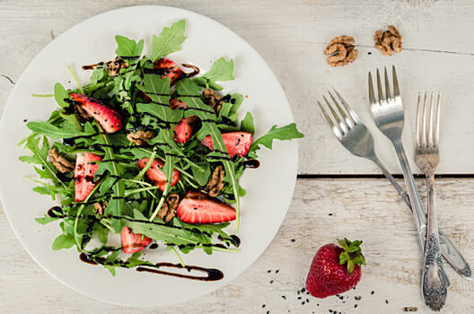 Рецепт дня: салат с клубникой и рукколой