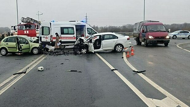 На трассе Зеленоградск — Приморск легковушка протаранила машину скорой помощи, один из водителей погиб