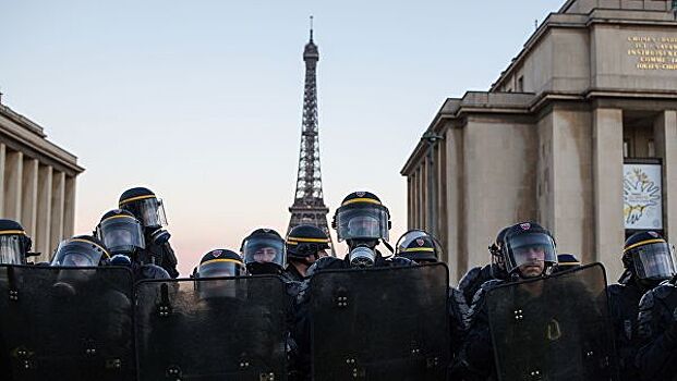 В Париже началась манифестация против социальной политики властей