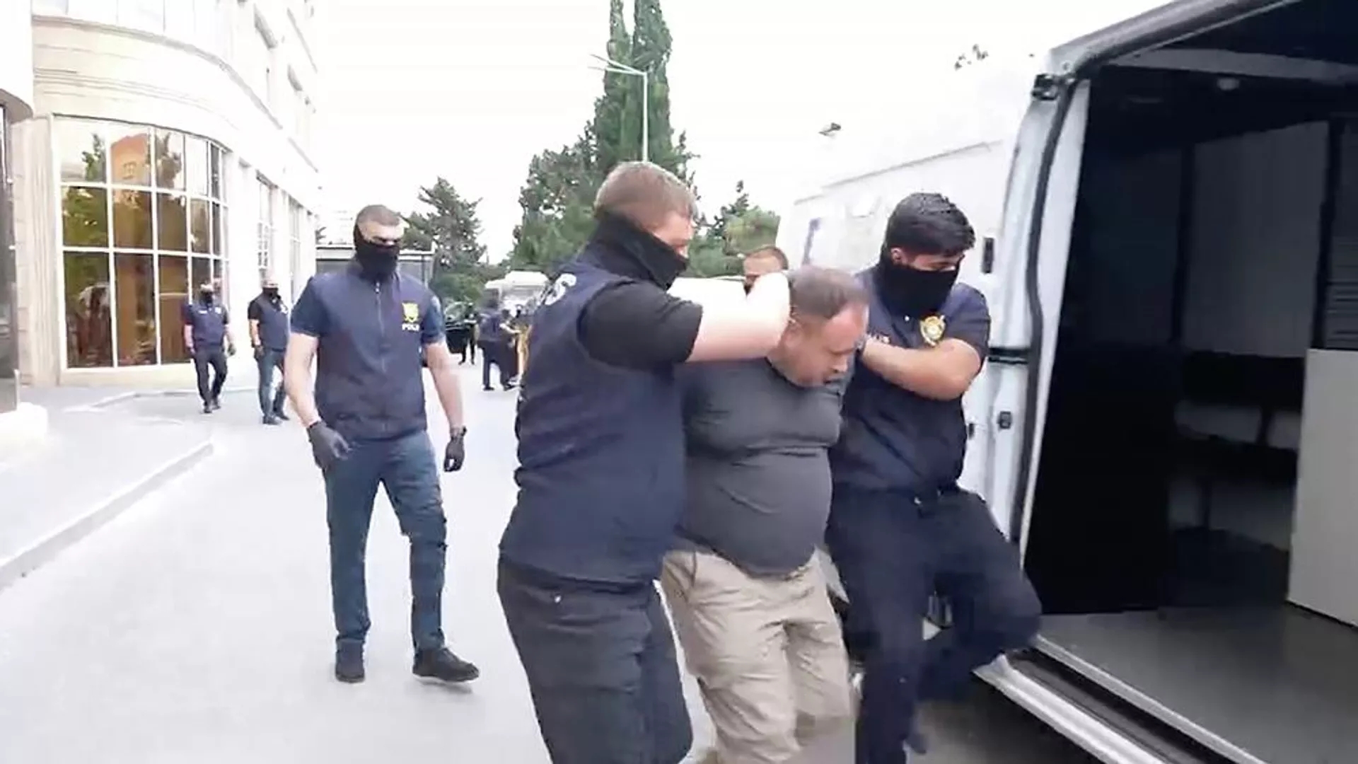 Суд в Баку оставил под стражей российских журналистов Sputnik