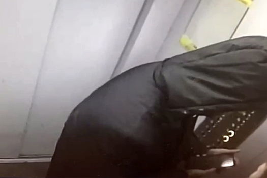 В Петербурге мужчина ограбил подростка в лифте и попал на видео