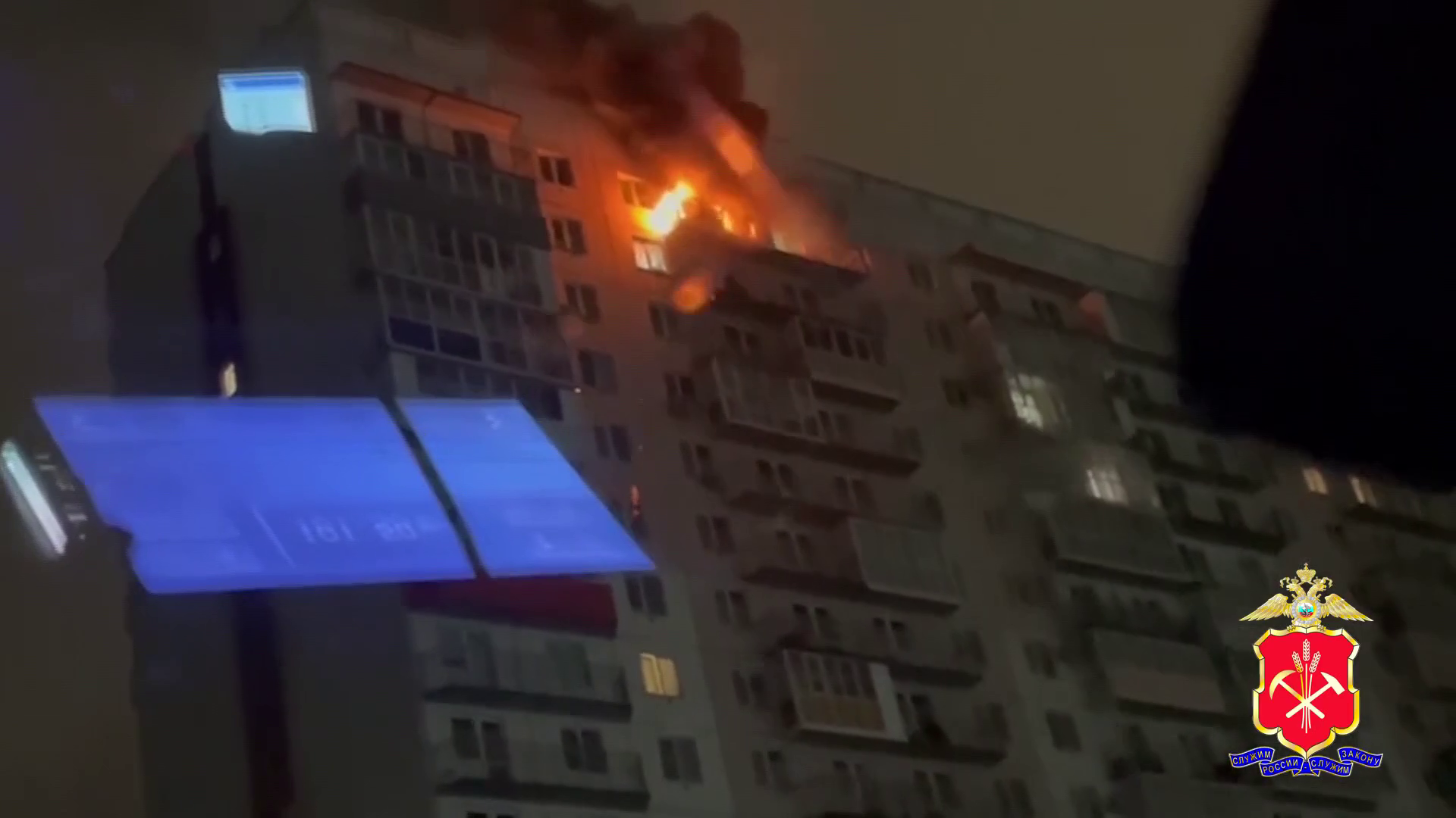Полицейские эвакуировали жильцов многоэтажки в Новокузнецке, где ночью загорелся балкон квартиры
