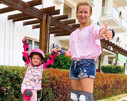 Татьяна Волосожар показала, как дочь учится кататься на роликах