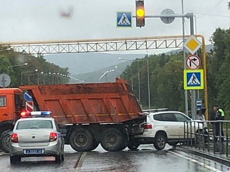 В Самаре грузовик впечатал иномарку в столб и перегородил движение