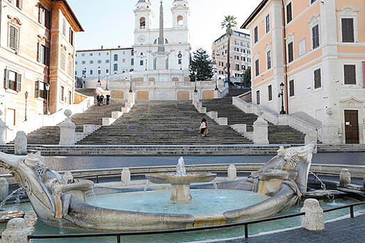 Туриста оштрафовали в Риме за поедание мороженого у фонтана