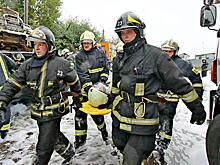 Пожарные отработали механизм спасения водителей