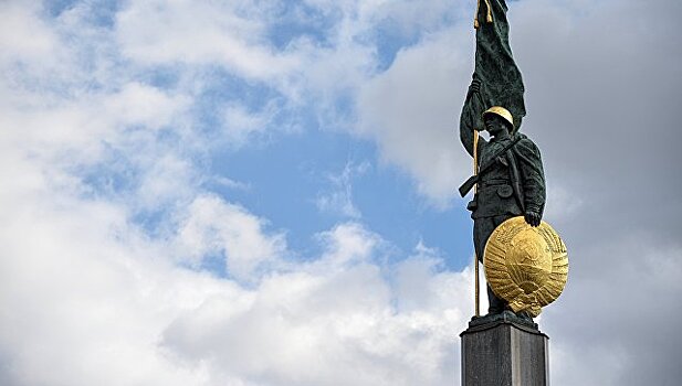 Лавров возложил венок к памятнику в центре Вены