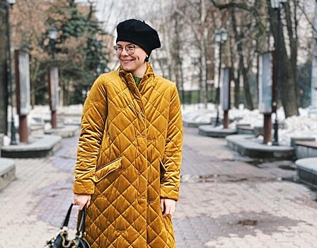 Канареечное пальто и французский берет: молодая жена Петросяна выгуляла весенний look
