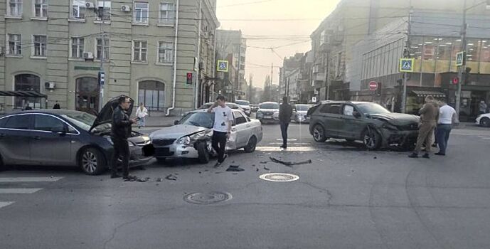 В Ростове на перекрестке столкнулись три автомобиля