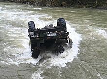 На Украине автомобиль с туристами упал в реку