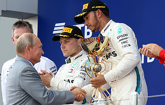 Путин наградил победителя гонки "Формулы-1" в Сочи
