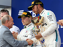 Путин наградил победителя гонки "Формулы-1" в Сочи