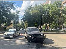 В Самаре проехавшая на красный Skoda столкнулась с Chevrolet Niva, есть пострадавший