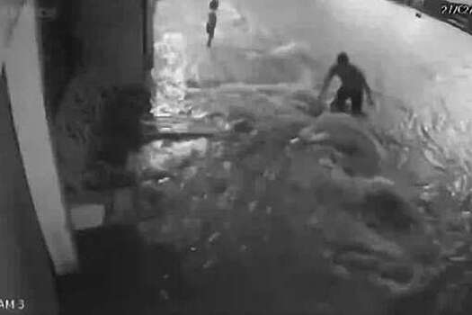 В Бразилии 5-летняя девочка чудом выжила, провалившись в люк во время паводка